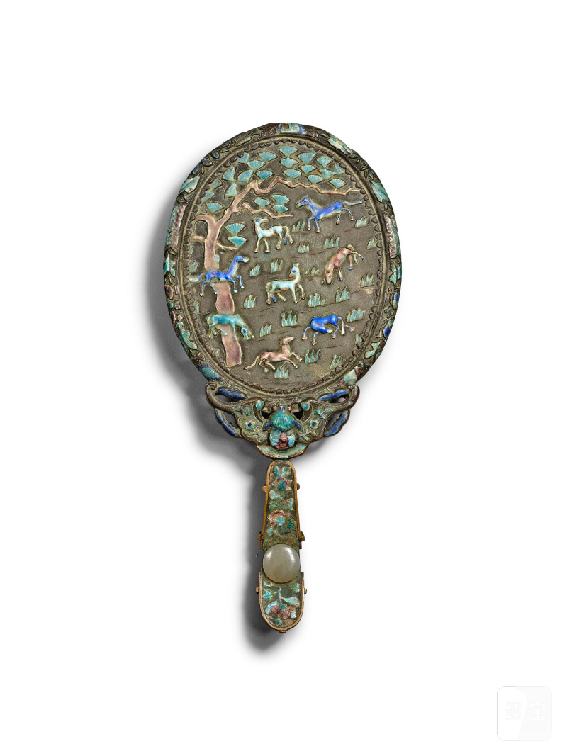 清 玉雕馬上封侯紋帶鉤配銀鏡 | A JADE 'HORSE AND MONKEY' BELT HOOK MOUNTED IN AN ENAMELLED SILVER MIRROR - 图2